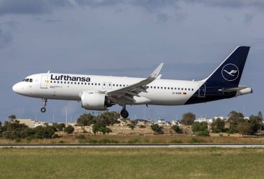 Luqa, Malta - 15 Mayıs 2019: Lufthansa Airbus A320-271n (D-Ainm) iniş 31, yeni renk düzeni.