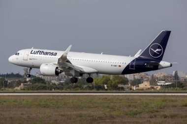 Luqa, Malta - 29 Ağustos 2019: Lufthansa A320-271n Neo (Reg: D-Aint) Frankfurt'tan gelen kısa finallerde. 