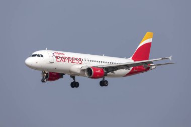 Luqa, Malta - 29 Ağustos 2019: Iberia Express Airbus A320-214 (Ec-Ilq) 31 numaralı pistte.