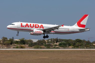 Luqa, Malta - 13 Temmuz 2020: LaudaMotion Airbus A320-232 (OE-LOJ) bir Ryanair uçağı işletiyor.