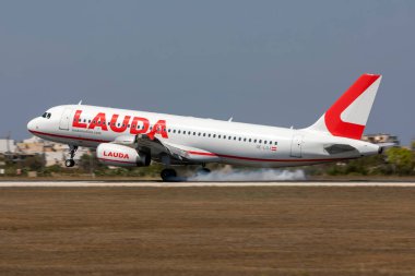 Luqa, Malta - 13 Temmuz 2020: LaudaMotion Airbus A320-232 (OE-LOJ) bir Ryanair uçağı işletiyor.