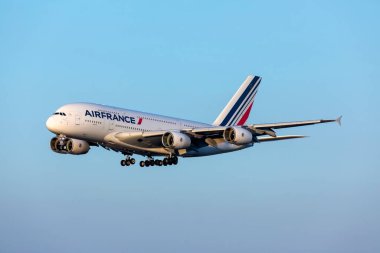 Luqa, Malta - 12 Temmuz 2020: Air France Airbus A380-861 (F-HPJD) hizmet için Malta 'ya varıyor.
