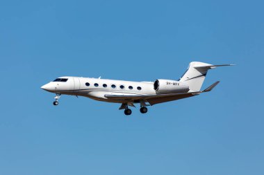 Luqa, Malta - 10 Haziran 2020: TAG Havacılık Malta Gulfstream Havacılık GVII-G500 (9H-MRV) iniş pisti 31, öğleden sonra.