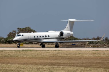 Luqa, Malta - 20 Mayıs 2020: Gulfstream Aerospace C-37A Gulfstream V (G-V) (REG: N90JE) kalkış için hazırlanıyor.
