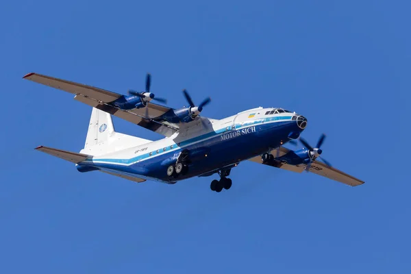 Luqa, Malta - 12 Mayıs 2020: Motor Sich Antonov An-12BP (REG: UR-11819), 31 numaralı pistte, sabah saatlerinde.