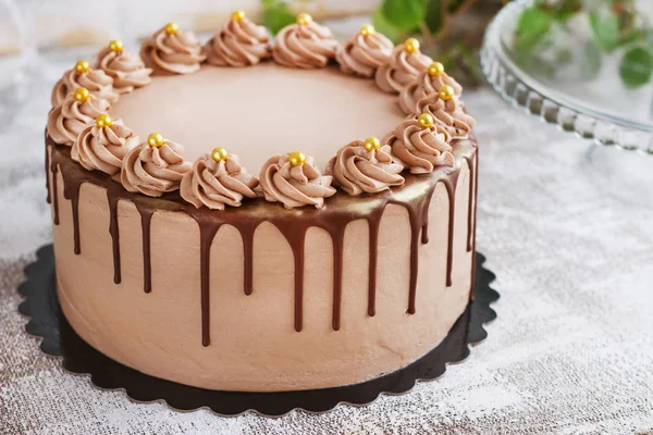 Karamellás csokoládé torta Drizzled jegesedés és hullámokhoz — Stock Fotó