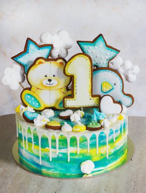 Modern parlak çocuk zencefilli kurabiye ile bir yıl için pasta.