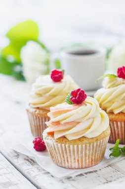 Hassas vanilyalı kek krem ve Beyaz ahşap zemin üzerinde ahududu