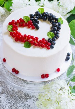 Kalpler, Sevgililer günü, beyaz arka plan üzerinde şeklinde meyveleri ile yuvarlak beyaz pasta. Bir menü veya bir şekerleme Katalog için resim. Üstten görünüm