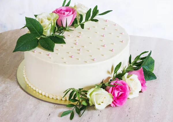 Beautiful Wedding cake with flowers on marble table and white background — Stock Photo, Image