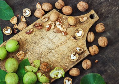 Bütün ceviz ve siyah ahşap arka plan üst temizlenmiş sağlıklı kavramı görüntülemek