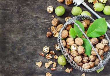 Bütün ceviz ve işaretli siyah ahşap arka plan üst sepette sağlıklı kavramı görüntülemek