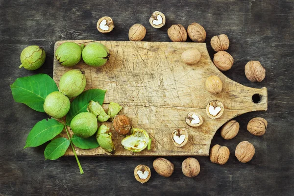 Nueces enteras y fondo de madera negro claro Vista superior Concepto saludable —  Fotos de Stock