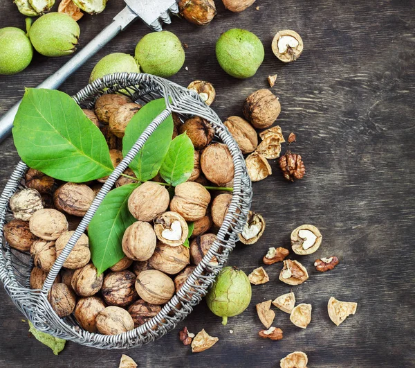 Noci intere e ripulite nel cestino Sfondo in legno nero Vista dall'alto Concetto sano — Foto Stock