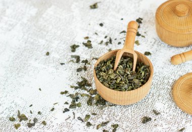 aromatik yeşil kuru çay ışık üzerinde beyaz renkli