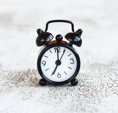 Beyaz arka plan üzerinde siyah çalar saat kavramı sabah.