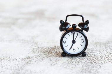 Beyaz arka plan üzerinde siyah çalar saat kavramı sabah.