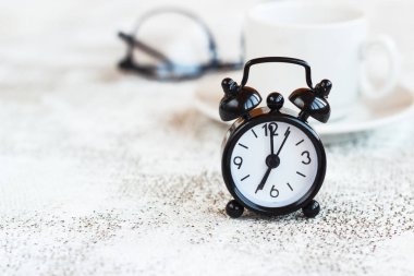 Beyaz arka plan üzerinde siyah çalar saat kavramı sabah