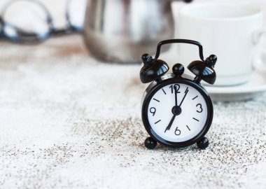 Beyaz arka plan üzerinde siyah çalar saat kavramı sabah