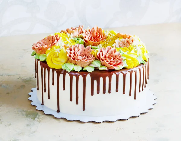 Tort urodzinowy z kwiatów róży na białym tle — Zdjęcie stockowe