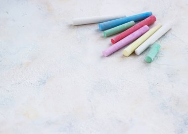 tebeşirler beyaz arkaplanda çeşitli renklerde düzenlenmiştir