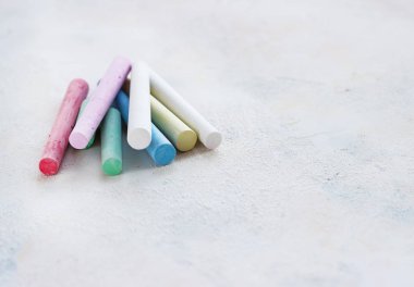 tebeşirler beyaz arkaplanda çeşitli renklerde düzenlenmiştir