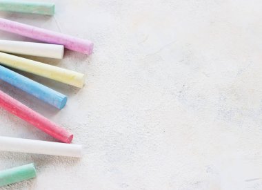 tebeşirler beyaz arkaplanda çeşitli renklerde düzenlenmiştir