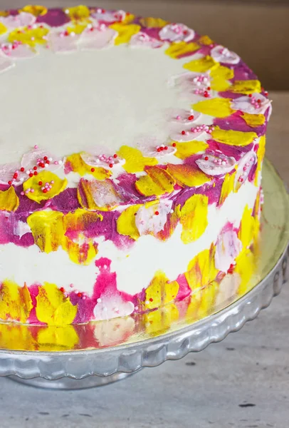 Biały tort urodzinowy z posypką kolorowe na jasnym tle — Zdjęcie stockowe