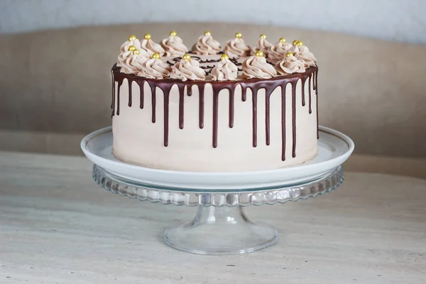Čokoládový dort s Popletalem pokapané poleva a lokny — Stock fotografie