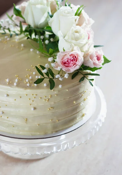 Beautiful Wedding cake with flowers on marble table and white background — Stock Photo, Image