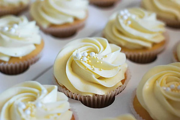 Pyszne Cupcakes w tekturowym pudełku z kapeluszem w postaci róży — Zdjęcie stockowe