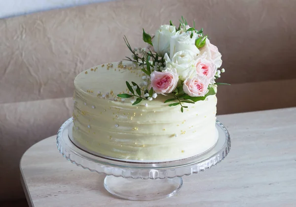 Hermosa torta de boda con flores en la mesa de mármol y fondo blanco —  Fotos de Stock