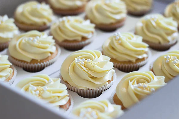 Pyszne Cupcakes w tekturowym pudełku z kapeluszem w postaci róży — Zdjęcie stockowe