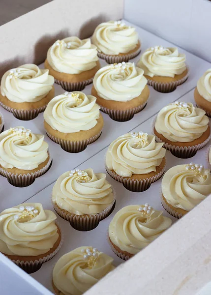 Pyszne Cupcakes w tekturowym pudełku z kapeluszem w postaci róży — Zdjęcie stockowe