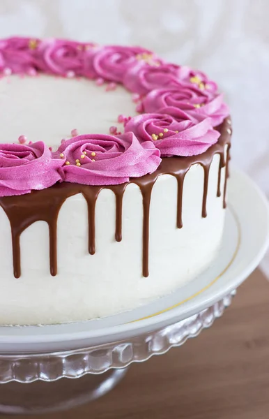 Ünnepi sütemény krémrózsával és csokoládéval — Stock Fotó