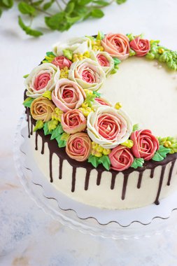 Doğum günü pastası çiçekli beyaz zemin üzerine gül