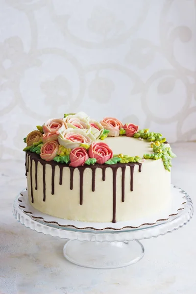 Születésnapi torta, virágok Rózsa, fehér háttér — Stock Fotó