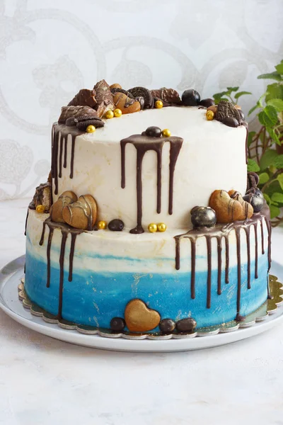 Багаторівневе торт до дня народження — стокове фото