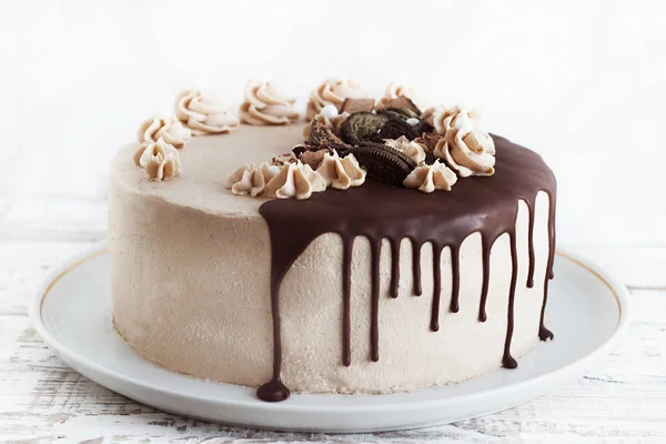 Шоколадний торт з Fudge мрячив глазур'ю і завитки — стокове фото