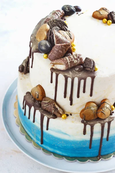 Багаторівневе торт до дня народження — стокове фото