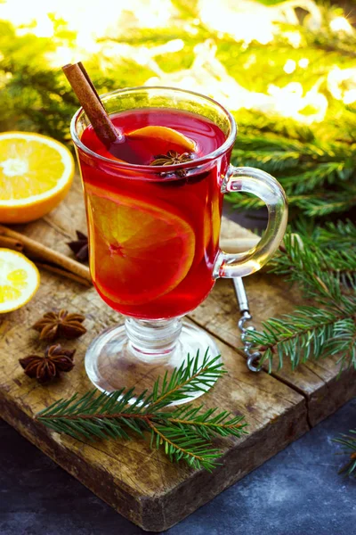 Vin chaud avec épices et sapin de Noël sur fond sombre — Photo