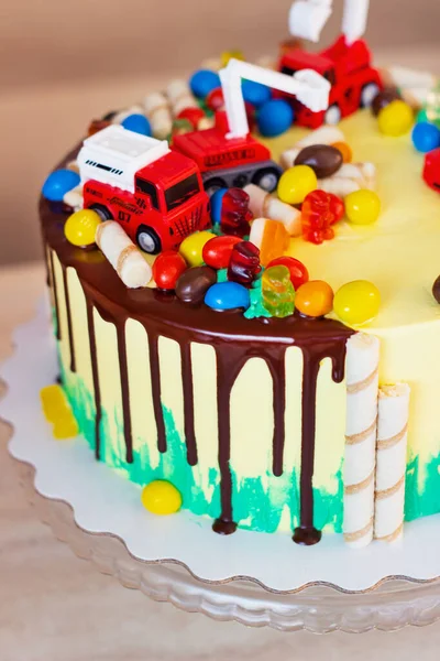 Детский красочный праздничный торт, украшенный маленькими машинками — стоковое фото