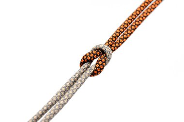 Beyaz bir arka plan üzerinde izole bir kablosunun üzerine düğüm .