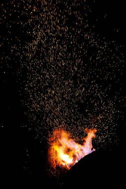 Smithy yangın alev ipuçları sparks closeup ile koyu arka plan