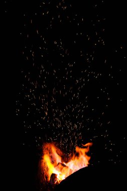 Smithy yangın alev ipuçları sparks closeup ile koyu arka plan
