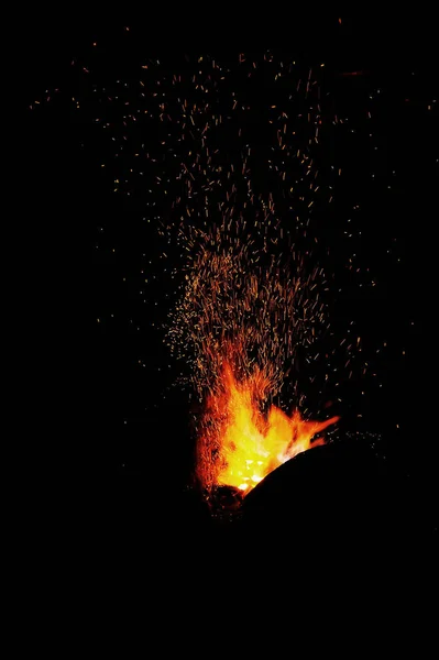 Smithy Foc Flacără Vârfuri Scântei Closeup Fundal Întunecat — Fotografie, imagine de stoc