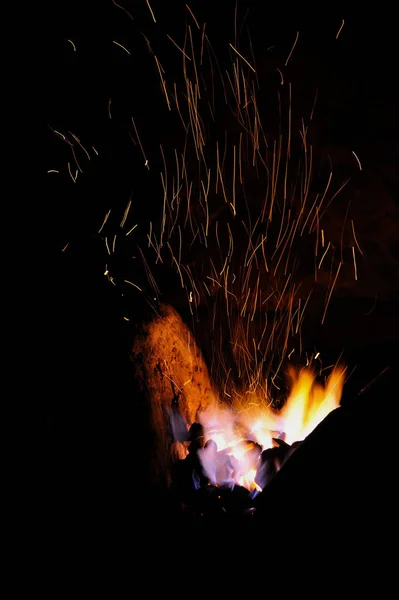 黑暗的背景与火花特写铁匠铺火火焰提示 — 图库照片
