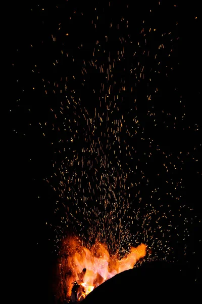 Pontas Chama Fogo Ferreiro Com Faíscas Close Fundo Escuro — Fotografia de Stock