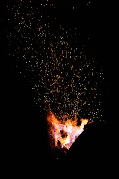 Пламя Кузнечного Огня Кончики Искрами Крупным Пламенем Темном Фоне — стоковое фото