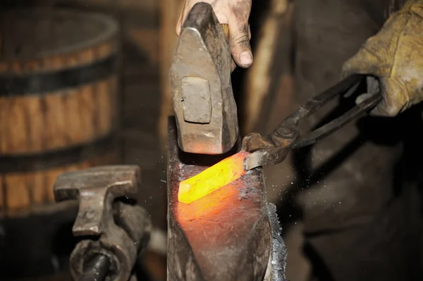 Schmied Bearbeitet Metall Mit Hammer Auf Dem Amboss Der Schmiede — Stockfoto